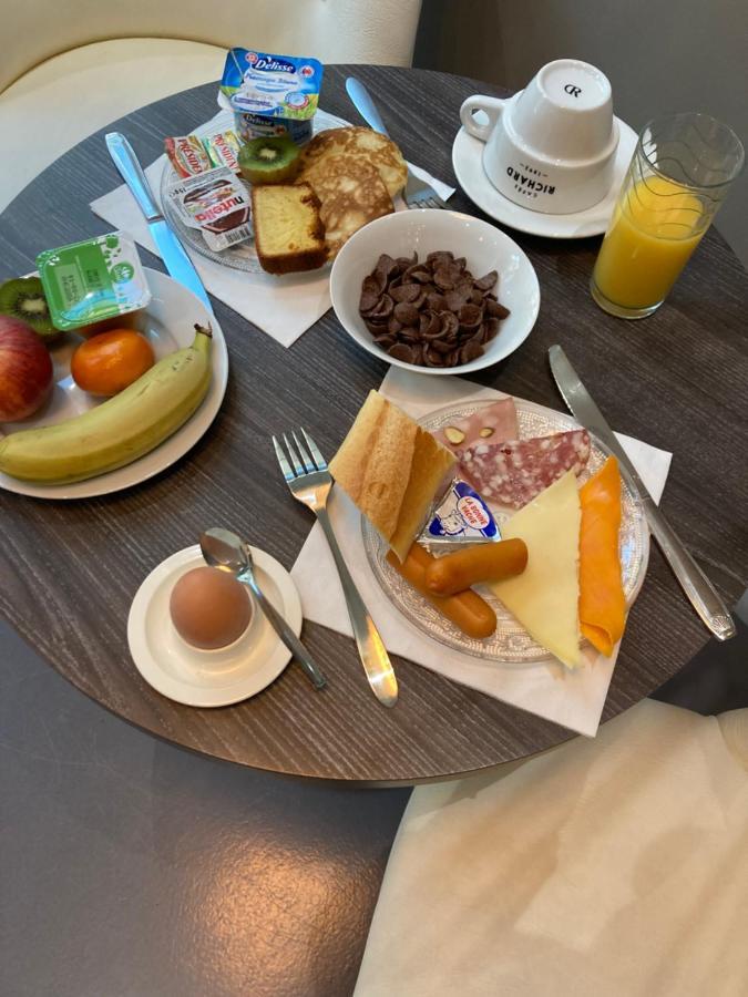 Hotel Le Saint Patrice บาเยอ ภายนอก รูปภาพ
